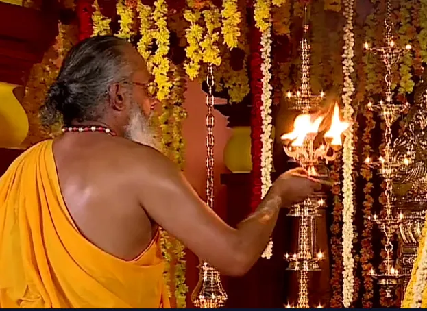 Rajaguru Sri Suryan Namboothiry Swamiji performing aarati to Sree Bagalamukhi Devi